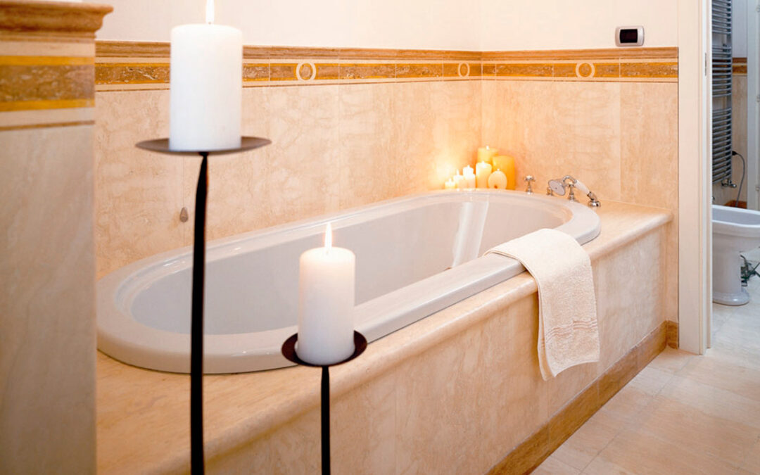 Boiserie per bagno: eleganza e praticità con marmo e travertino
