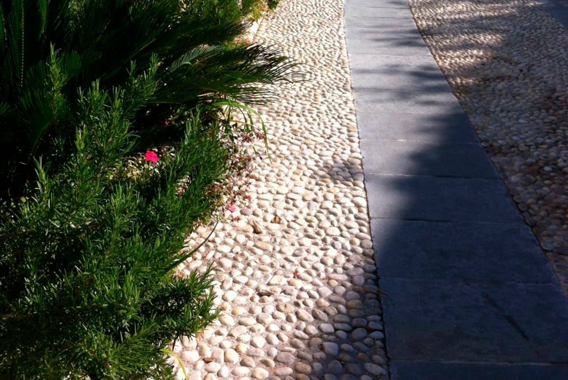 Driveway entrance – grey stone and ticino pebble